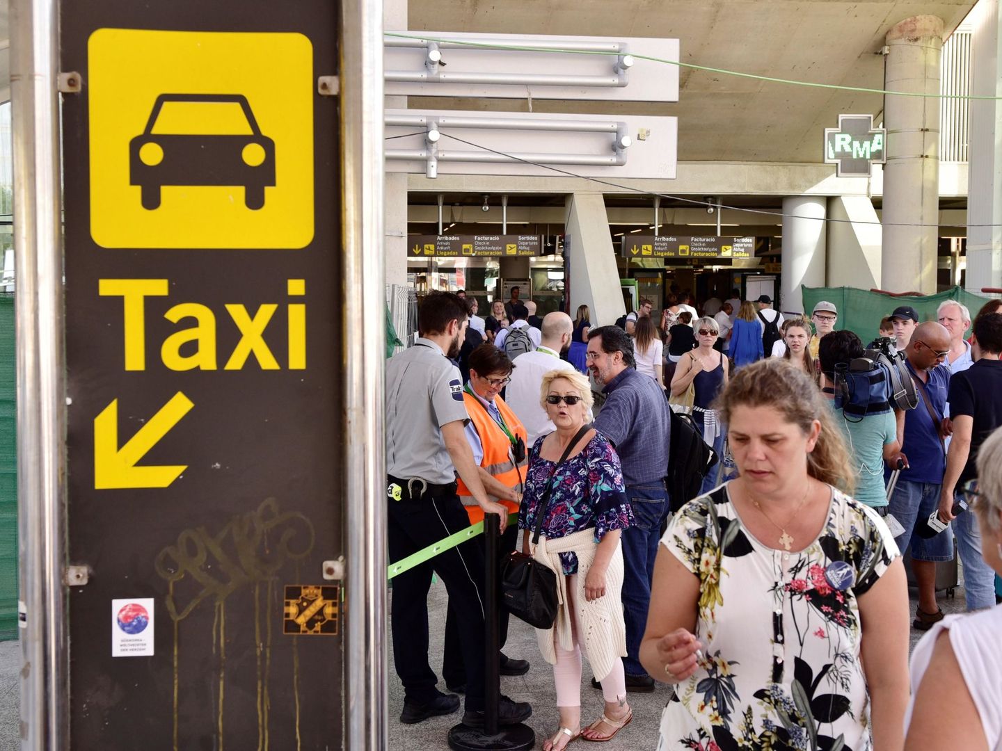 Turistas esperan en la cola del Aeropuerto de Palma para coger un taxi, durante una huelga de taxistas por las licencias VTC. (EFE/Atienza)