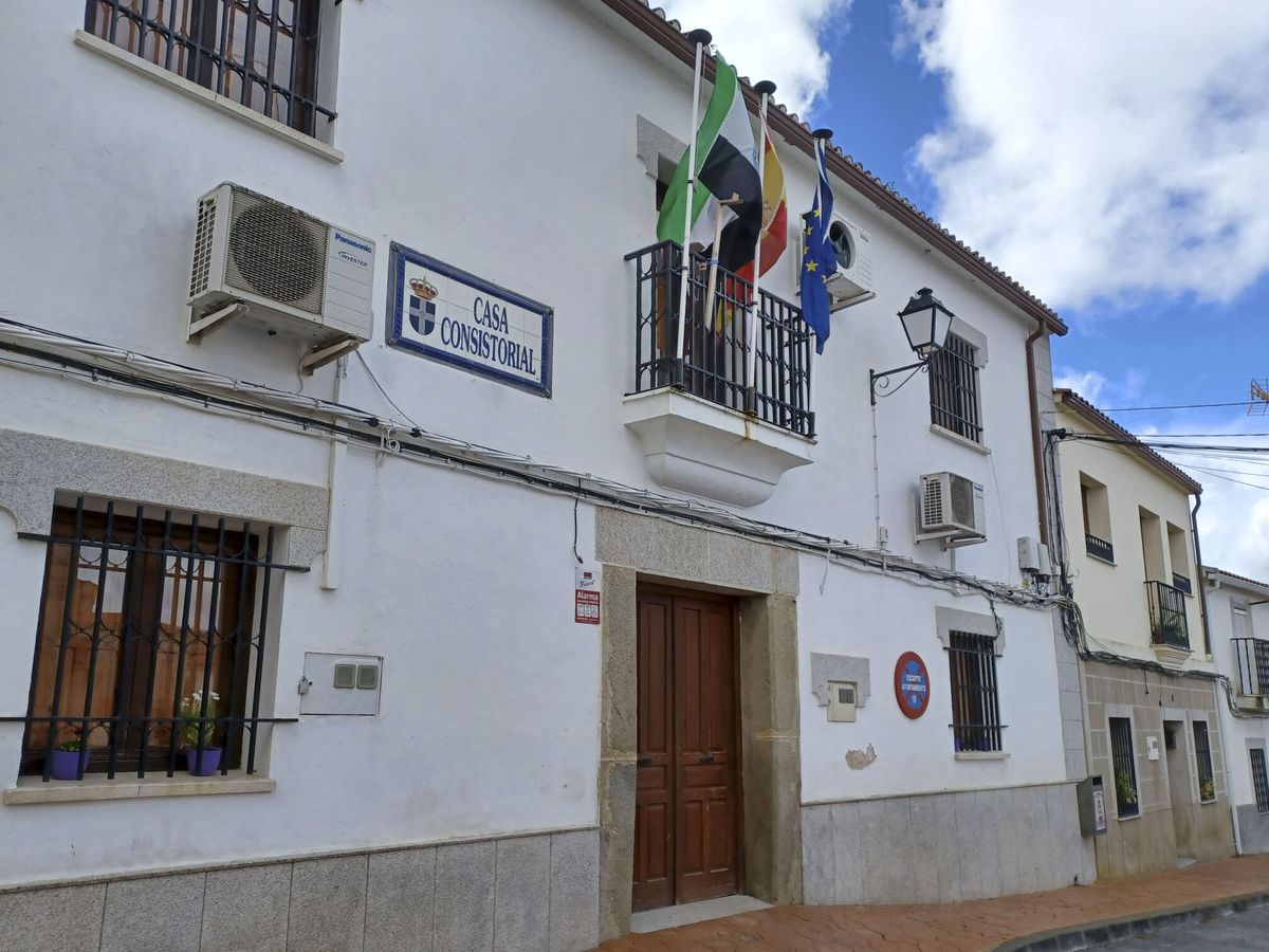 Foto: Vista de la Casa Consistorial de Hinojal (Cáceres). (EFE/Vicente Manuel Roso)