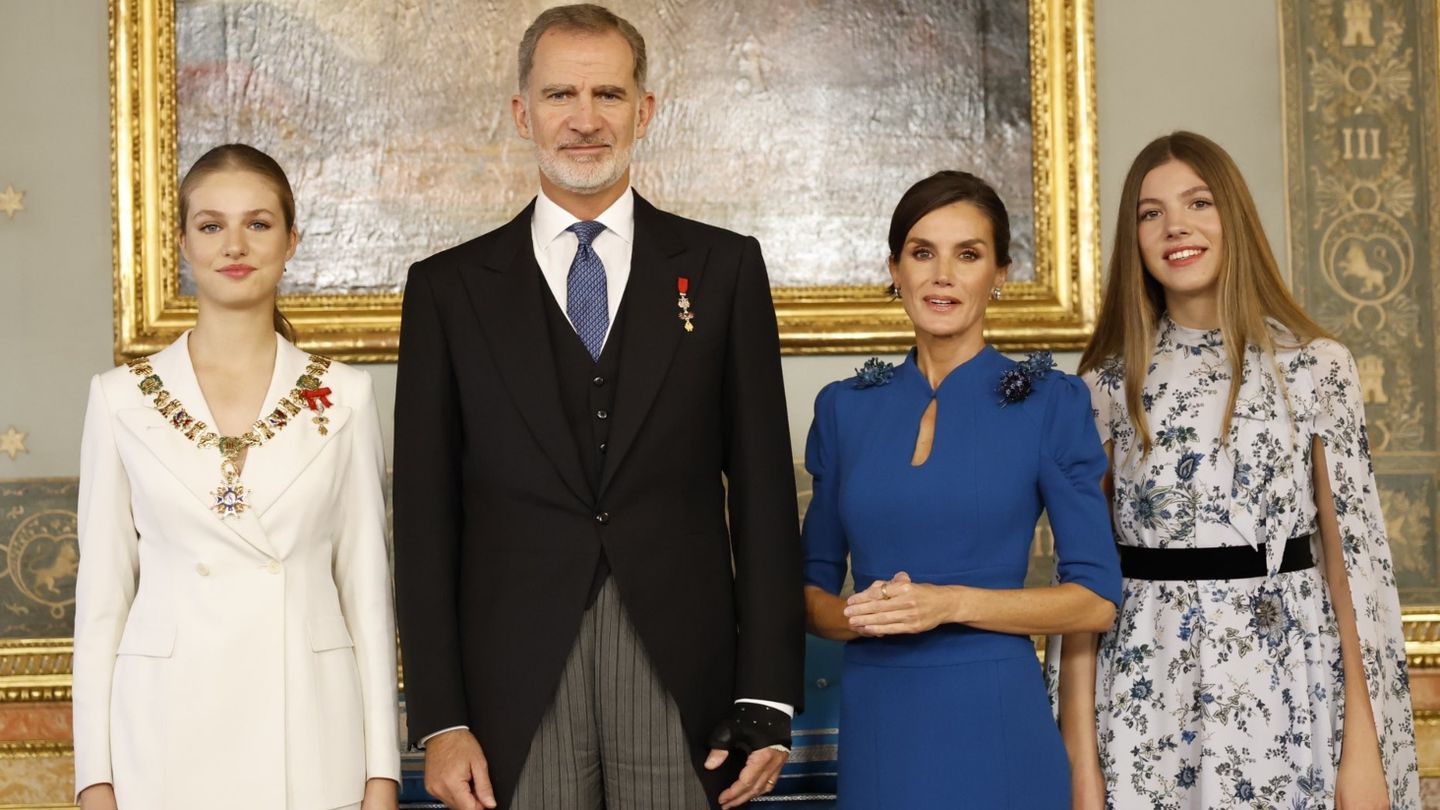 La princesa Leonor, junto a los reyes Felipe y Letizia y la infanta Sofía. (EFE)