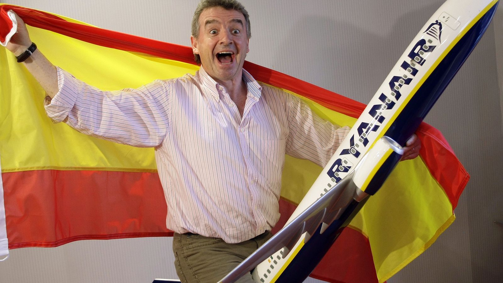 Foto:  El presidente de Ryanair, Michael O'Leary, envuelto en la bandera española (Reuters)