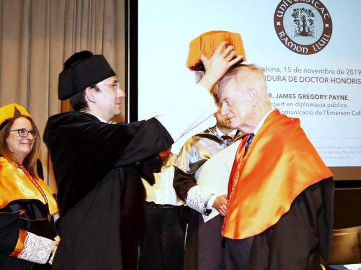 Foto: Momento en el que doctor James Gregory Payne recibe el honoris por la Universidad Ramon Llull.