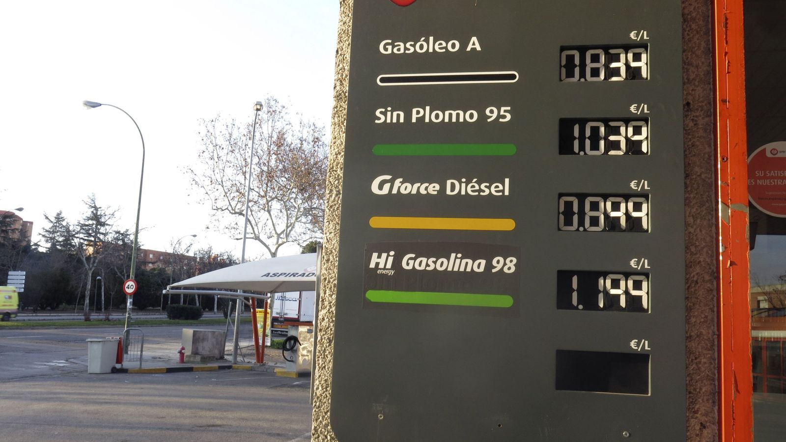 Foto: Una gasolinera mostrando la bajada de precios del crudo en 2016. (EFE)