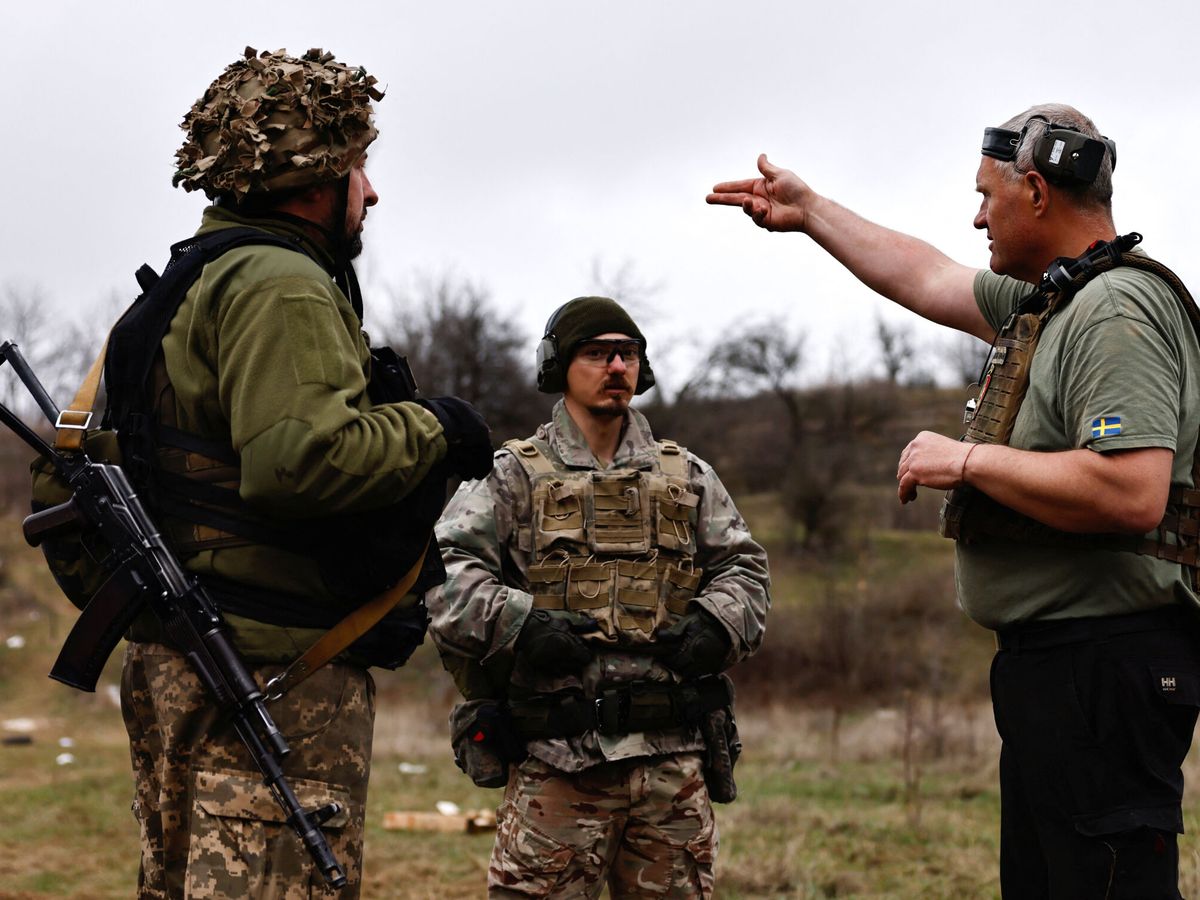 Foto: Soldados ucranianos junto a un instructor (Fuente: REUTERS)