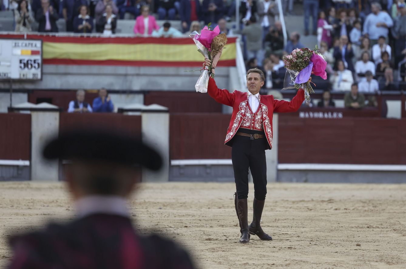 El rejoneador Pablo Hermoso de Mendoza se despide de la Feria de San Isidro en Madrid. (EFE/Kiko Huesca)