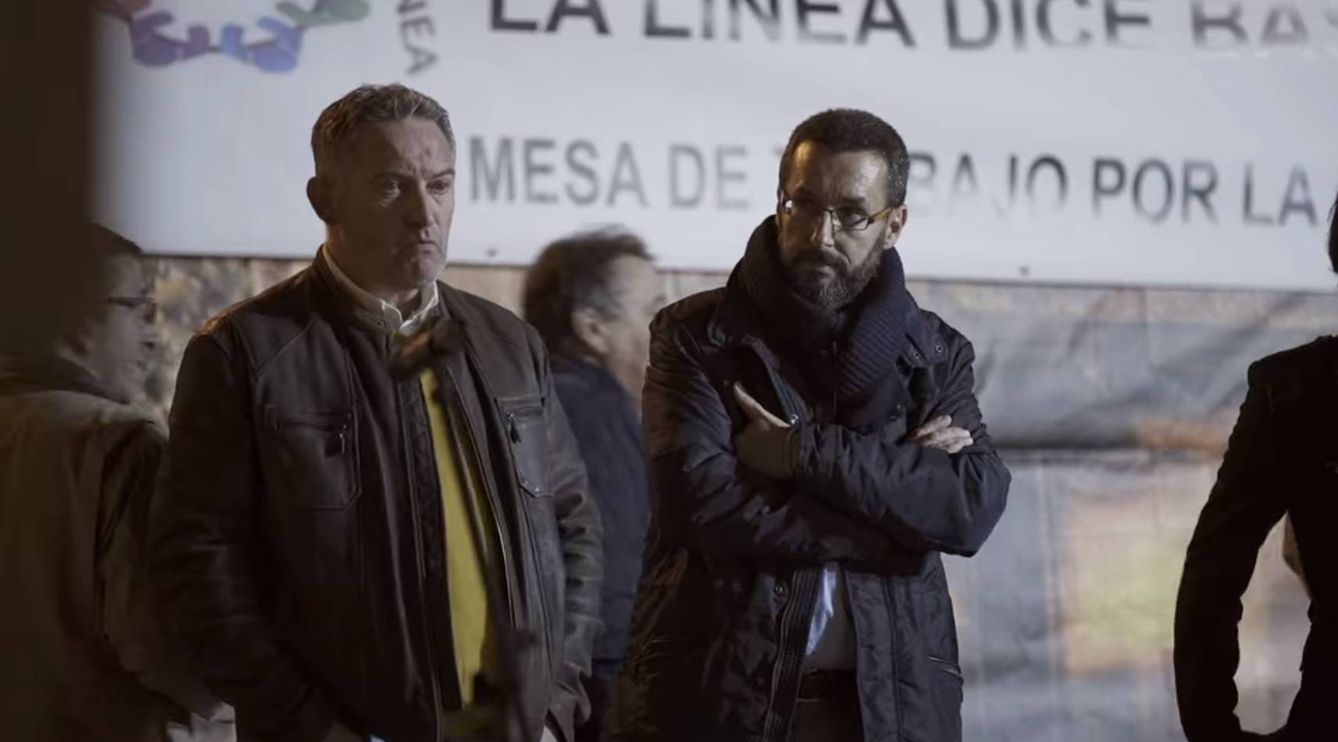 El alcalde de La Línea de la Concepción, Juan Franco (derecha) durante una protesta vecinal grabada para la serie documental 'La Línea: la sombra del narco'. (Netflix)