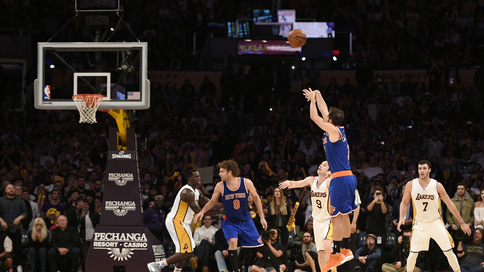 Foto: CAlderón fue la pieza clave en la victoria de los Knicks ante los Lakers (Reuters).