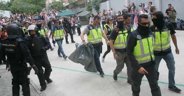 Foto: Guardias civiles y policías nacionales retiran urnas en Tarragona. (EFE)