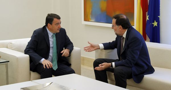 Foto: El presidente del Gobierno, Mariano Rajoy, durante una reunión con el portavoz del PNV, Aitor Esteban. (EFE)