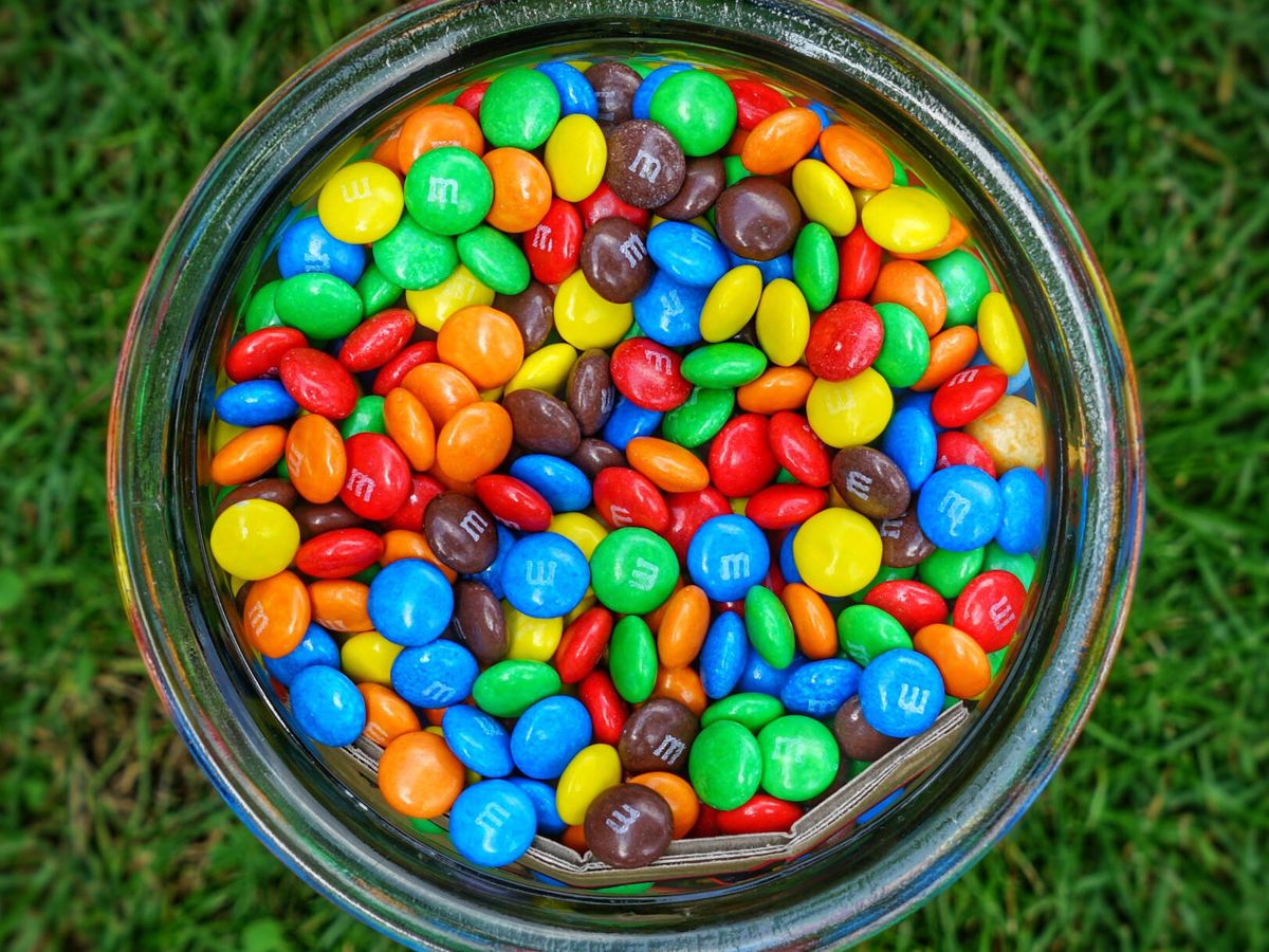 Foto: Apilar estos caramelos no es tan fácil como parece (Robert Anasch para Unsplash)