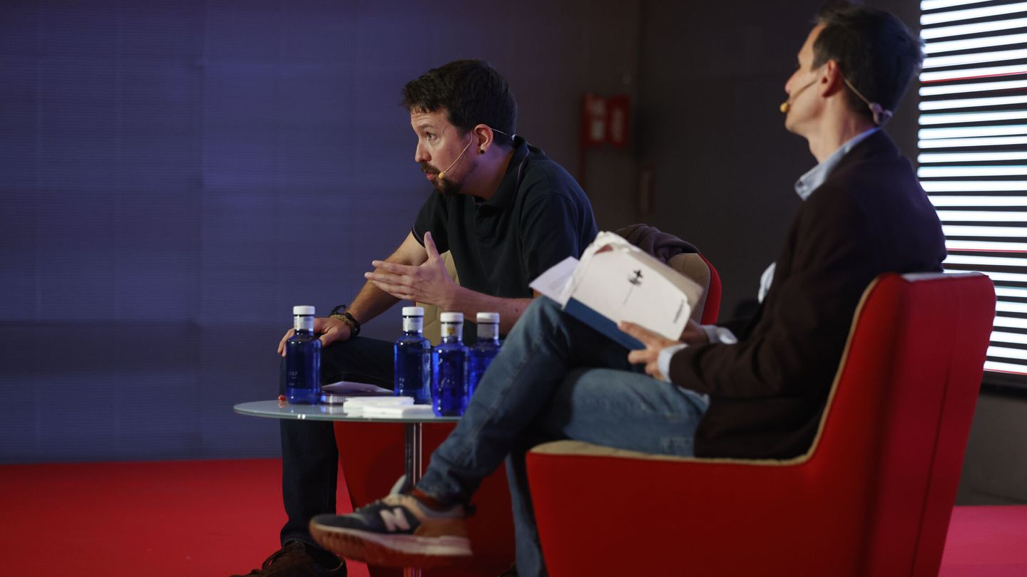 Pablo Iglesias (i) y el periodista Aitor Riveiro (d. (EFE/Juanjo Martín)