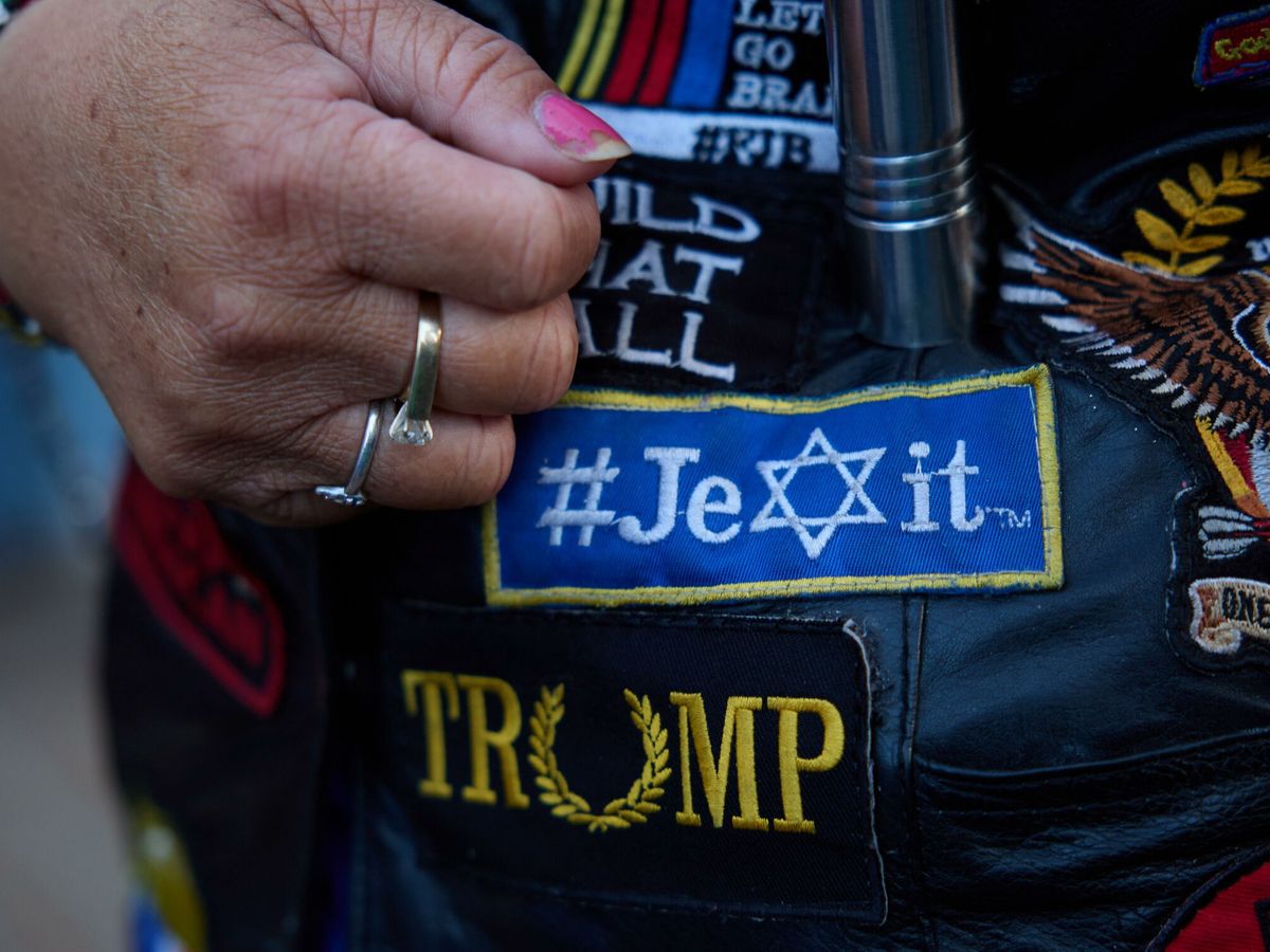 Foto: Una mujer lleva parches de Trump y Jexit (Jews Exiting the Democrat Party). (EFE/EPA ALLISON DINNER)
