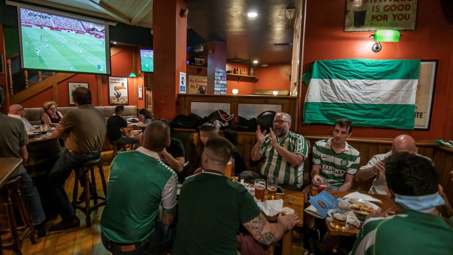 Los aficionados del Betis se juntan en un bar de la ciudad para vivir el derbi de Sevilla. (EFE)