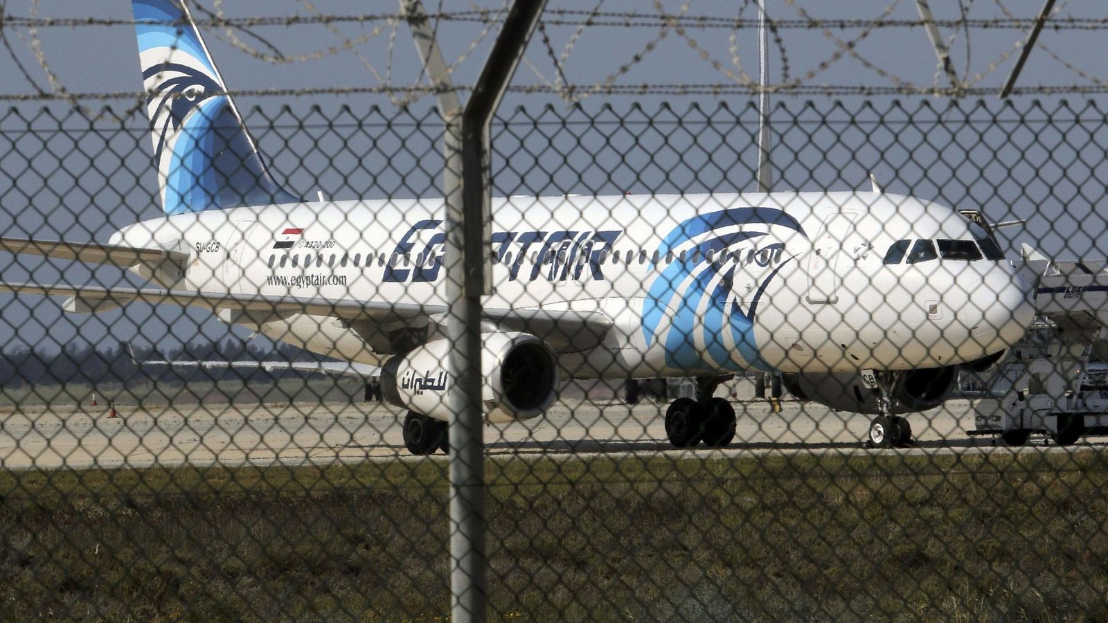 Foto: El Airbus A320 de Egyptair secuestrado, ya en el aeropuerto de Larnaca, en Chipre (Reuters)