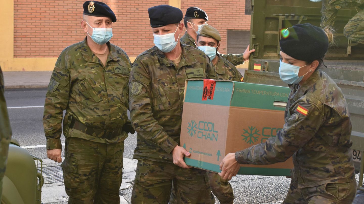 Personal militar entrega una caja con dosis de la vacuna a una residencia de mayores. (EFE)