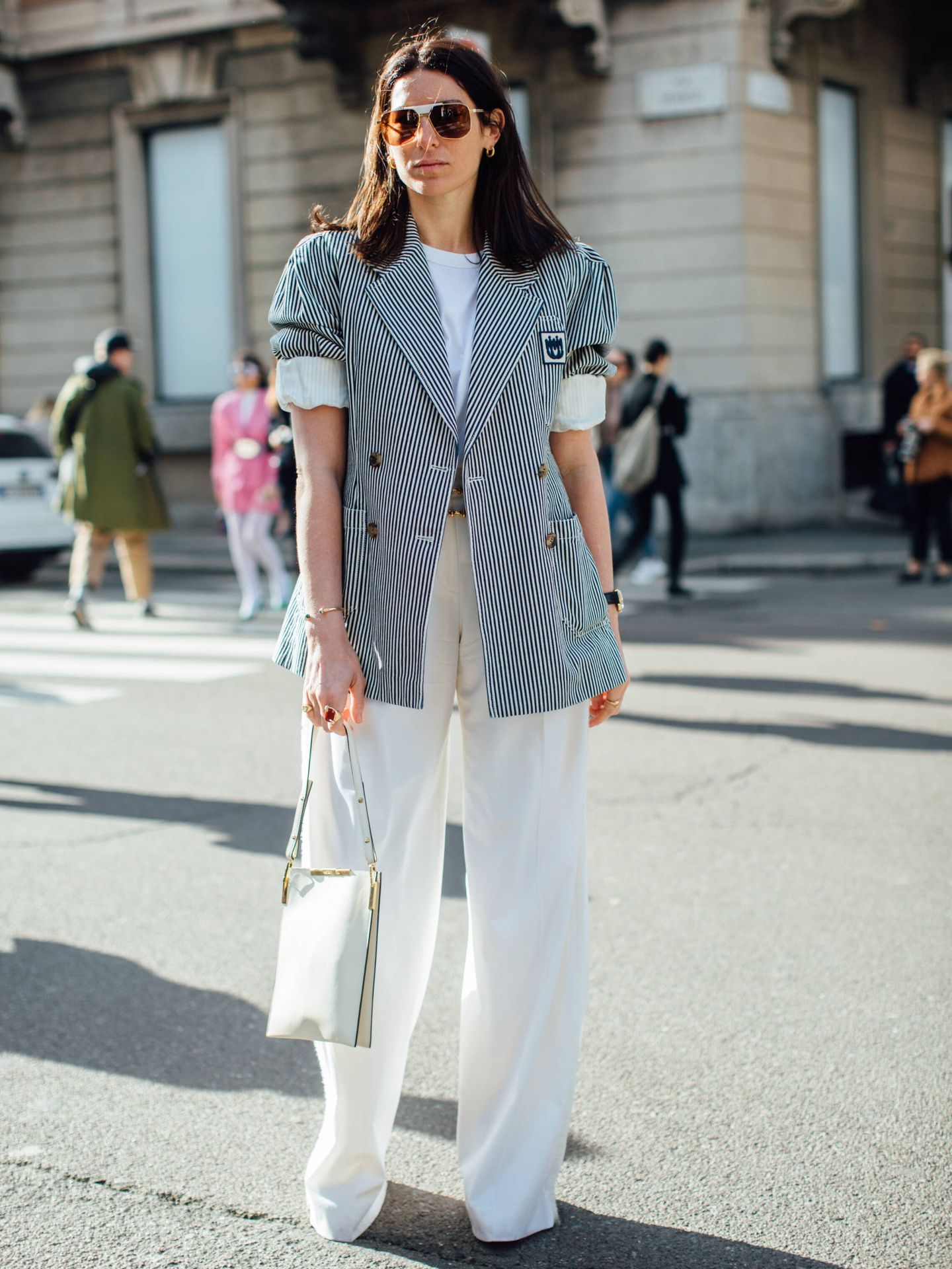 Una insider en el street-style de Milán con pantalón blanco y blazer. (Imaxtree)