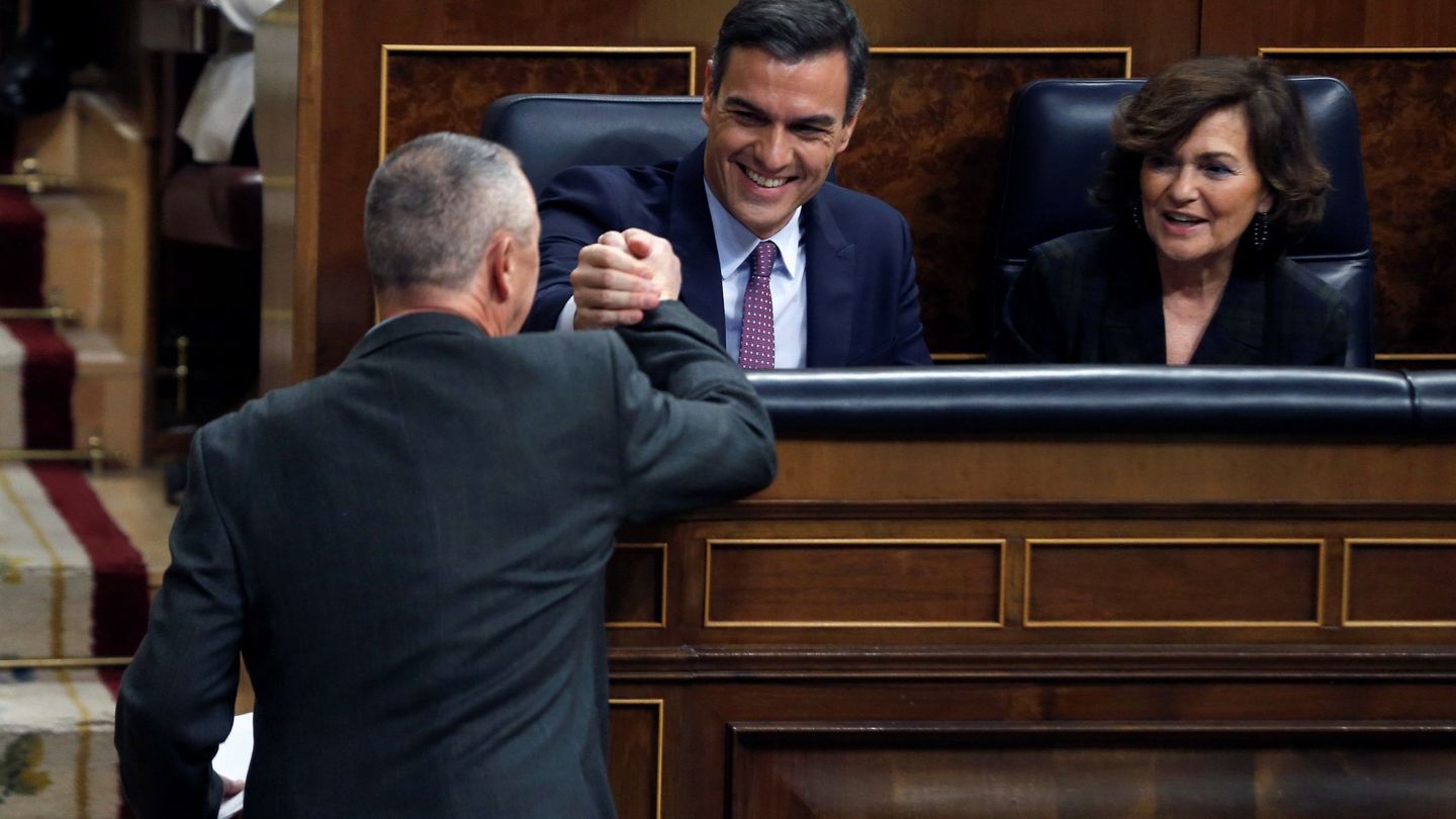 El diputado de Compromís, Joan Baldoví (i), saluda al candidato a la Presidencia del Gobierno, Pedro Sánchez (c). (EFE)