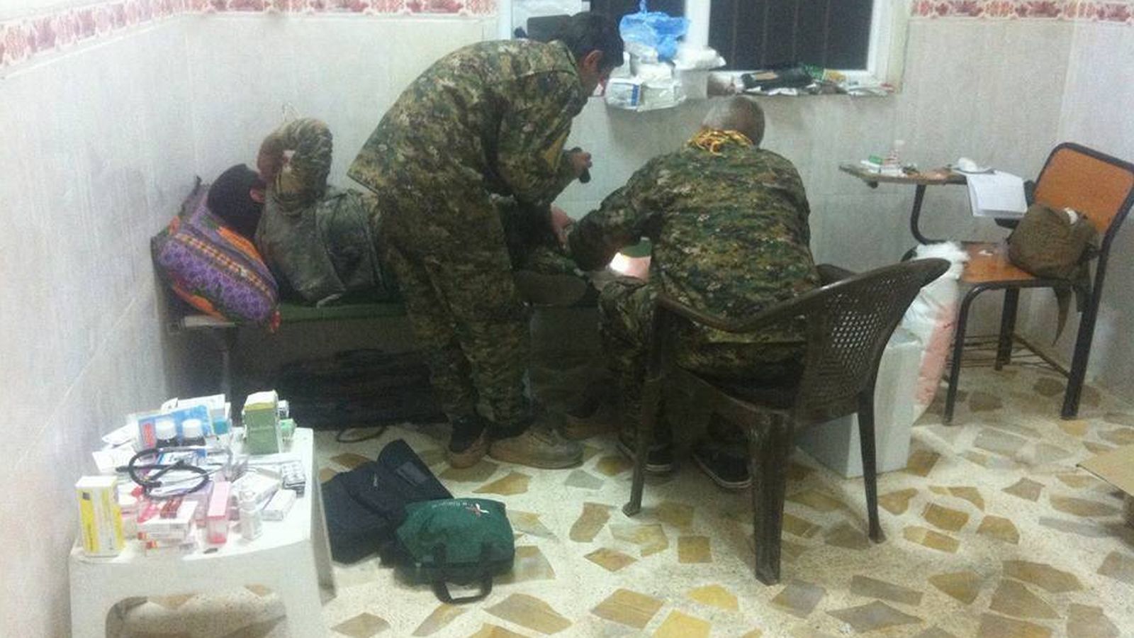 Foto: El español conocido como Doctor Delil (derecha) realizando labores de asistencia sanitaria en su unidad. 
