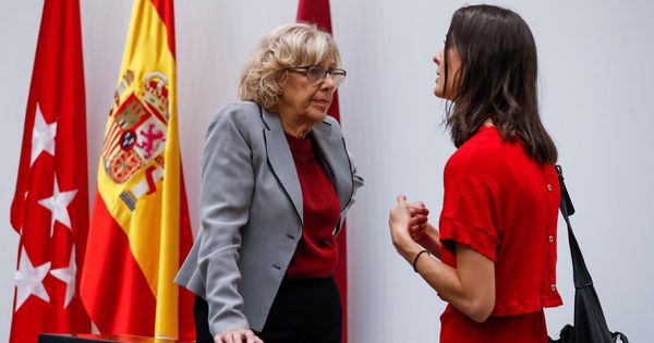 Foto: La alcaldesa de Madrid, Manuela Carmena (i), conversa con la portavoz, Rita Maestre (d). (EFE)