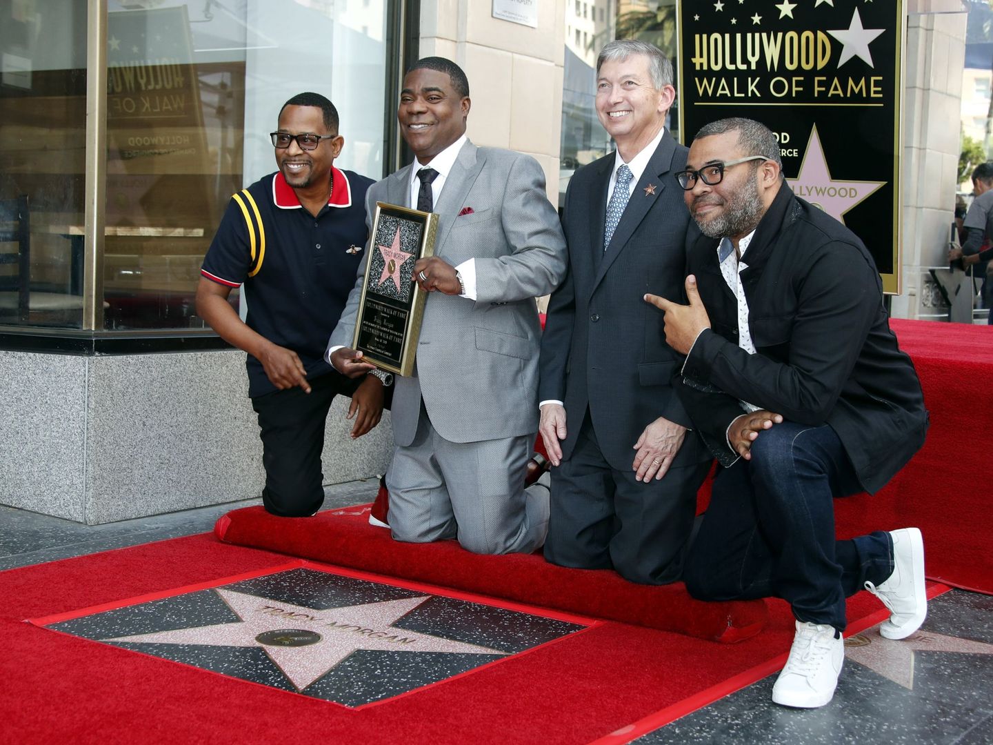Tracy Morgan recibiendo en 2018 la estrella en el Paseo de la fama de Hollywood junto a Martin Lawrence, Jordan Peele (d) y el presidente de la Cámara de Comercio de Hollywood. (EFE)
