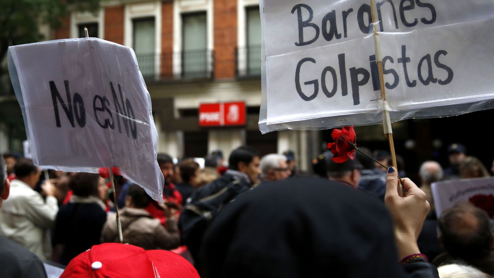 Foto: Centenares de personas se manifestaron en octubre frente a la sede de Ferraz para pedir el no a la investidura de Rajoy. (EFE)