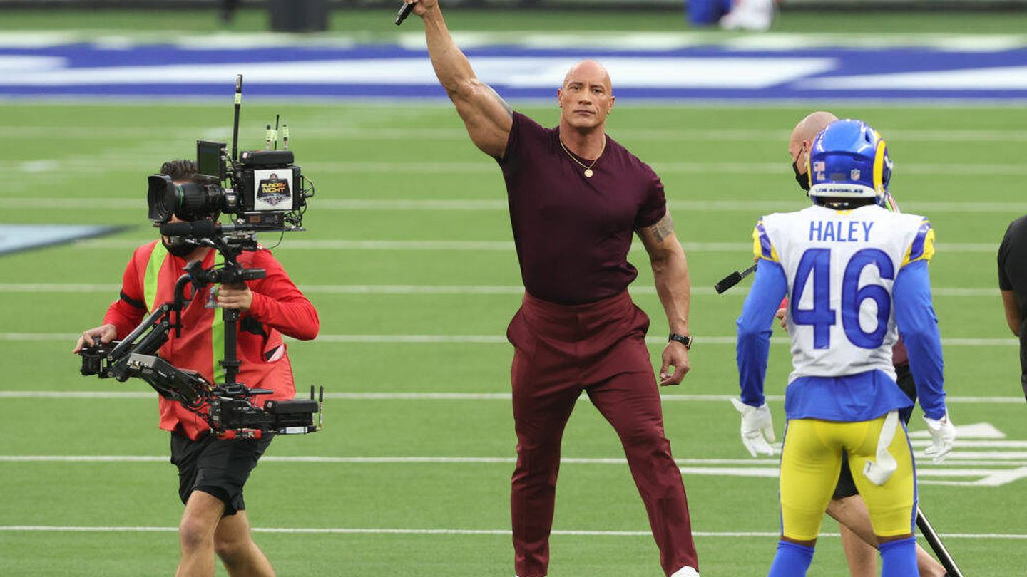 Dwayne 'The Rock' Johnson actúa en la Super Bowl. (Getty)