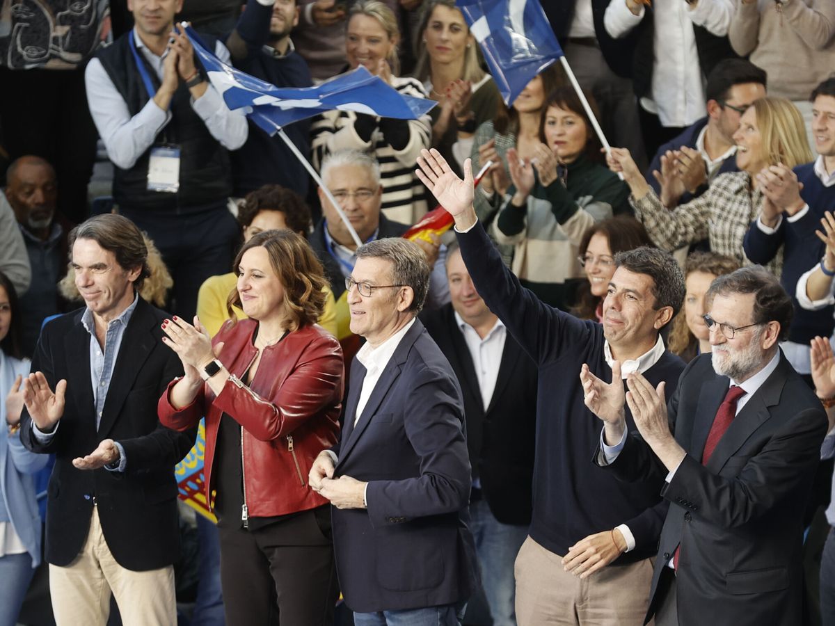 Foto: Feijóo junto a Mazón, Catalá, Aznar y Rajoy. (EFE/Kai Forsterling)