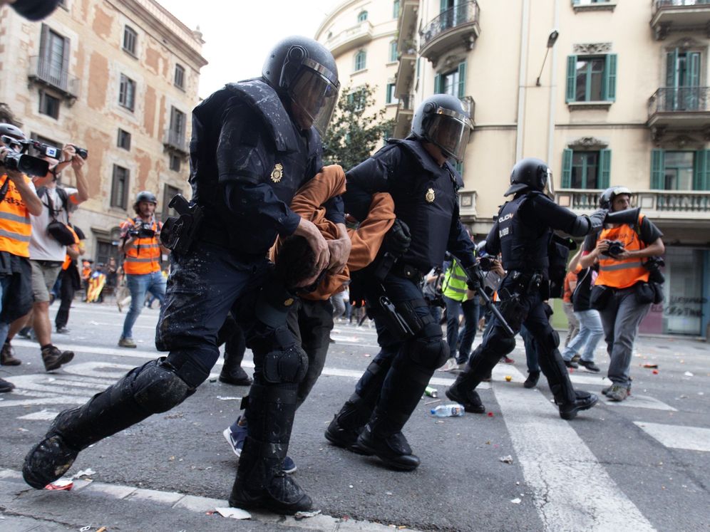 Foto: Agentes de la Policía Nacional detienen a un joven durante las protestas. (EFE)