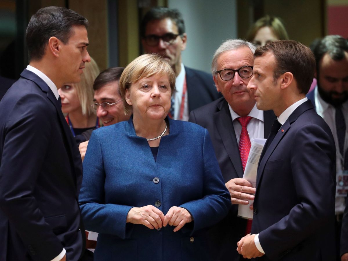 Foto: De izq. a dcha., el presidente del Gobierno español, Pedro Sánchez, la canciller alemana, Angela Merkel, y el presidente francés, Emmanuel Macron (Efe)