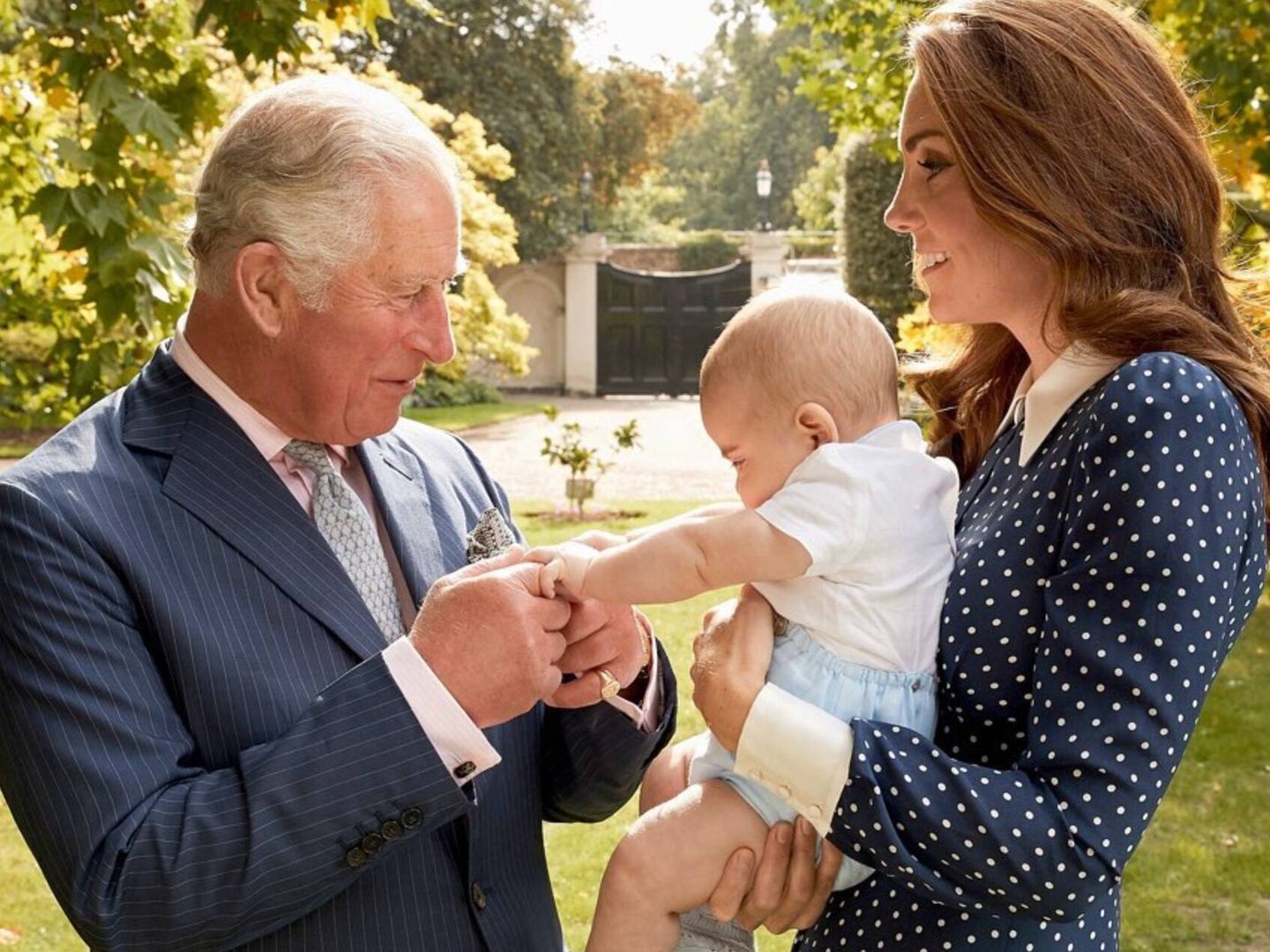 El príncipe Carlos, con su nieto Louis y Kate Middleton. (Instagram/@dukeandduchessofcambridge)