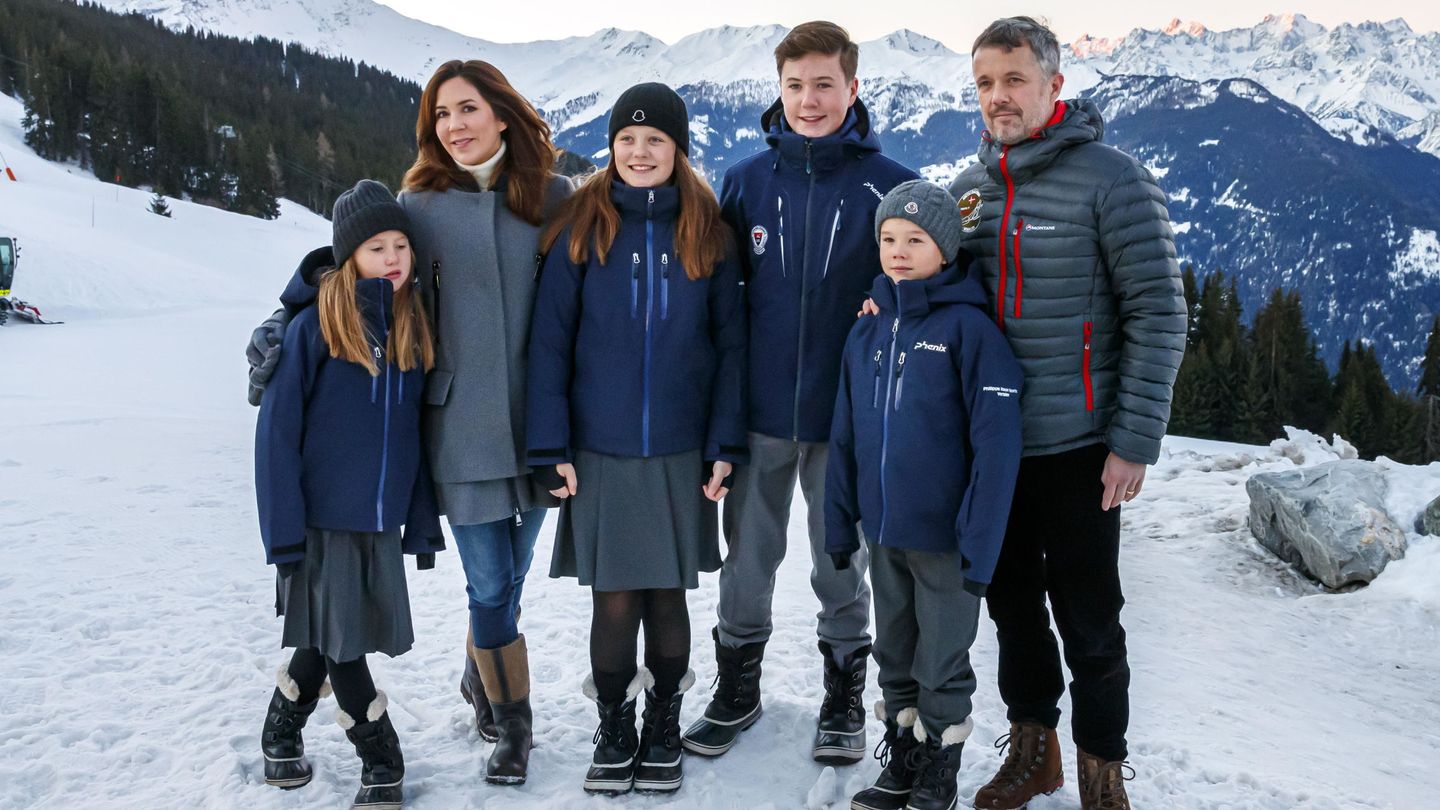 Los príncipes daneses y sus hijos, en el primer día de su etapa en el internado suizo. (EFE)