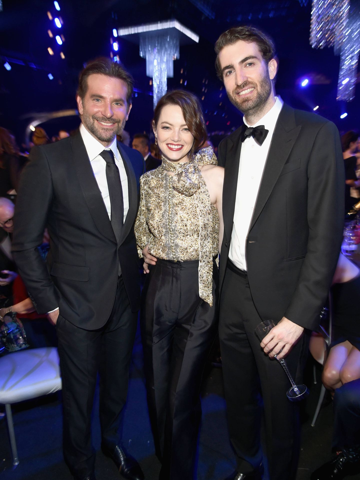 La feliz pareja, junto a Bradley Cooper. (Getty)
