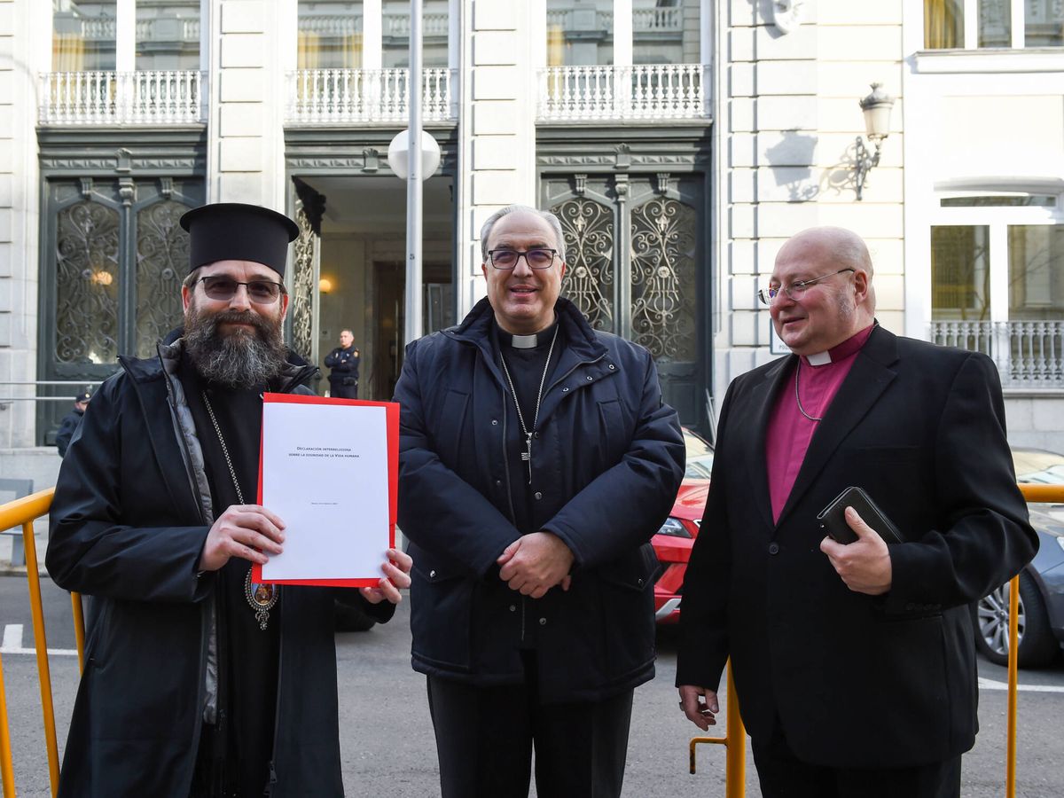 Foto: Los representantes de la Iglesia Ortodoxa, de la CEE y el obispo de la Iglesia Española Episcopal en una foto de archivo. (Gustavo Valiente/Europa Press)