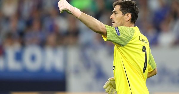 Foto: Iker Casillas en el partido de la Champions entre el Schalke 04 y el Oporto. (Efe)