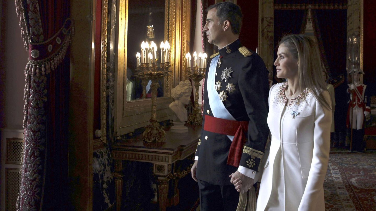 Los reyes Felipe y Letizia, de la mano, antes de saludar al gentío el día de su proclamación. (Getty)