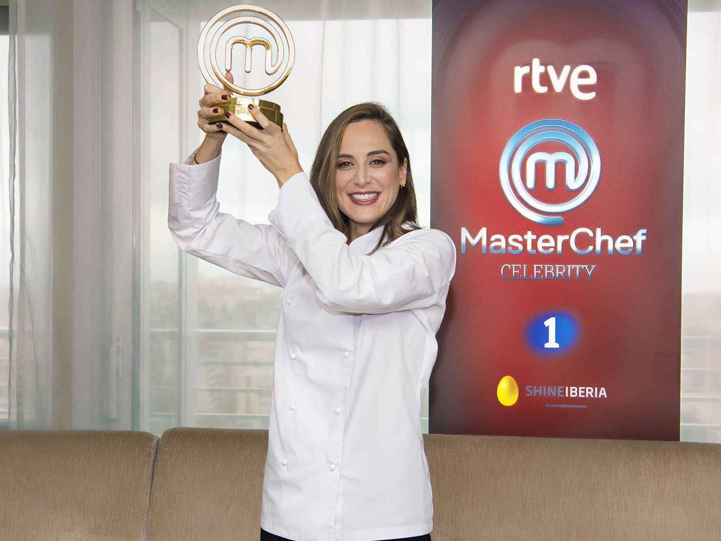 Tamara Falcó con el trofeo de 'MasterChef Celebrity'. (RTVE)