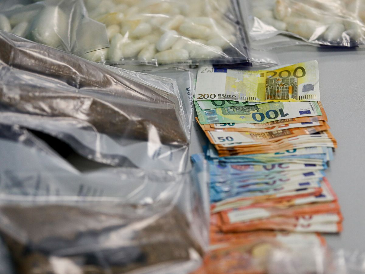 Foto: lijo y dinero incautado por la Guardia Civil en Ibiza. Agentes del Grupo de Acción Rápida (GAR) de la Guardia Civil han interceptado 16 kilos de cocaína en el puerto y aeropuerto de Ibiza y ha detenido a cuatro personas por un supuesto delito contra l