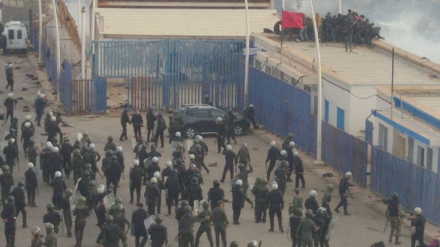 Cientos de emigrantes subsaharianos saltan la valla que separa Nador y Melilla, el 24 de junio. (EFE)