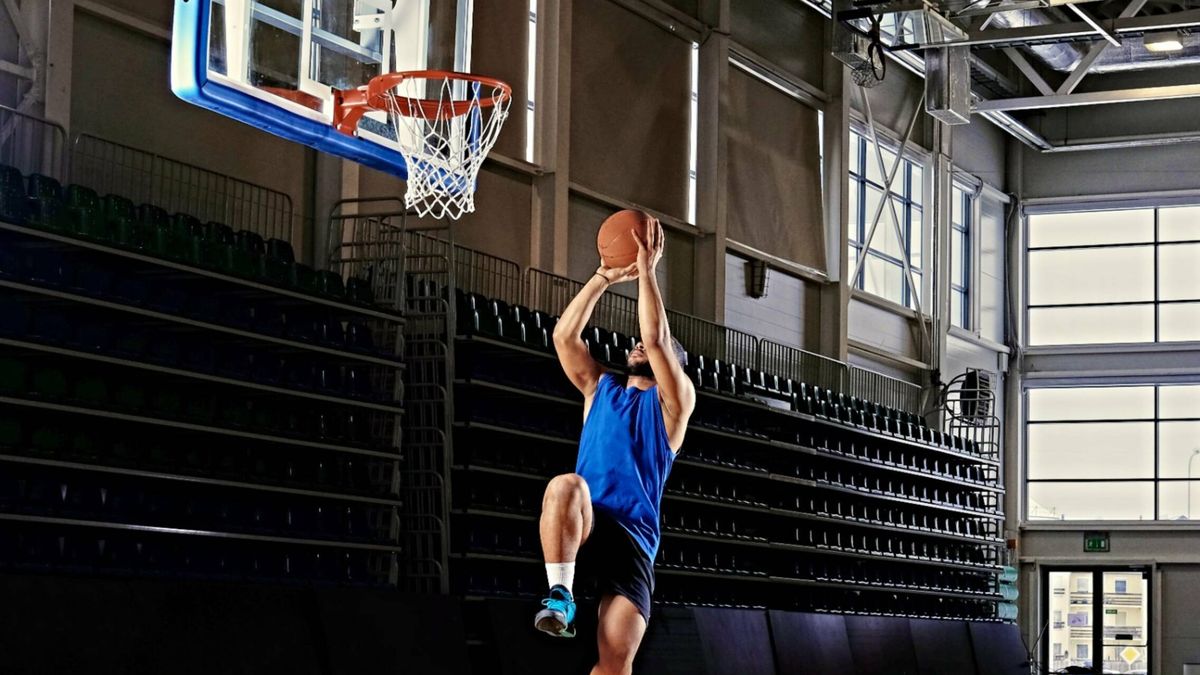 Los beneficios de jugar al baloncesto y sus lesiones más habituales