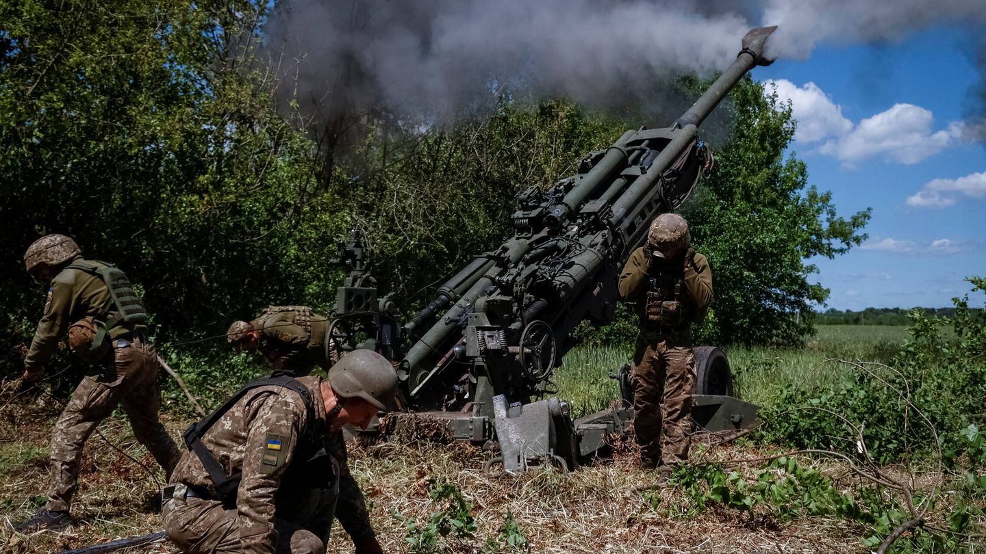 Artilleros ucranianos disparando una pieza M777 de 155 mm en el área de Járkov. (Reuters)