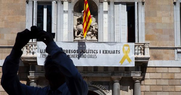 Foto: Torra vuelve a colgar la pancarta de los "presos políticos" en la Generalitat. (EFE)