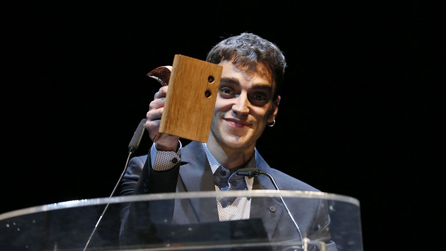 El actor nacho Sánchez recibe el premio al mejor actor revelación por su papel en 'La piedra oscura'. (EFE/Juanjo Martín)