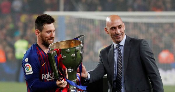 Foto: Luis Rubiales entrega el título de Liga a Leo Messi. (REUTERS)