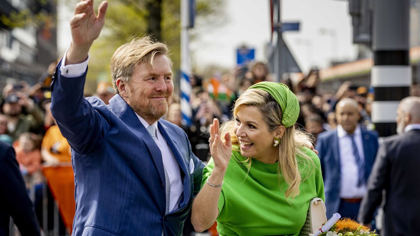 Guillermo y Máxima saludan al público durante la celebración del Día del Rey en Róterdam. (EFE/Sem van der Wal)