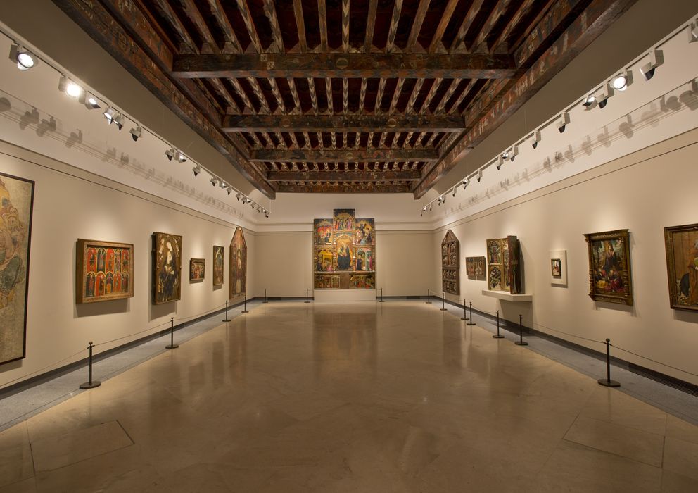 Foto: Vista general de la Sala Várez Fisa, con el artesonado. 