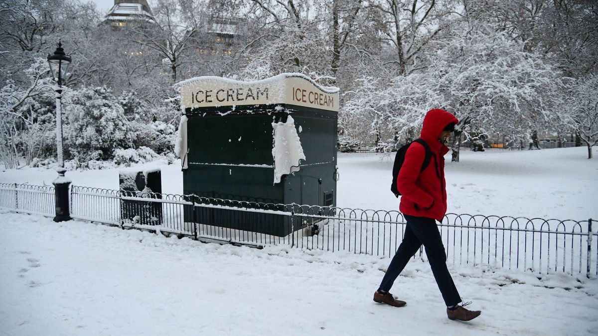 Una fuerte nevada en Reino Unido provoca el caos en aeropuertos y en el metro de Londres