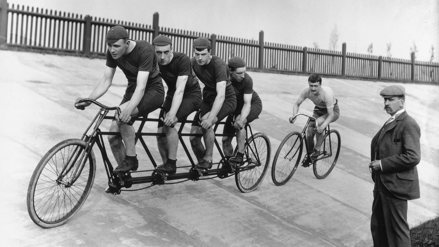 Un equipo de ciclistas en torno a 1900. (Getty/Reinhold Thiele)