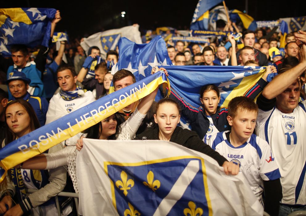 Foto: La afición bosnia celebra la clasificación al Mundial de Brasil (Reuters).