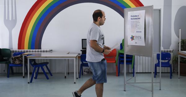 Foto: Un colegio electoral en Portugal. (Reuters)