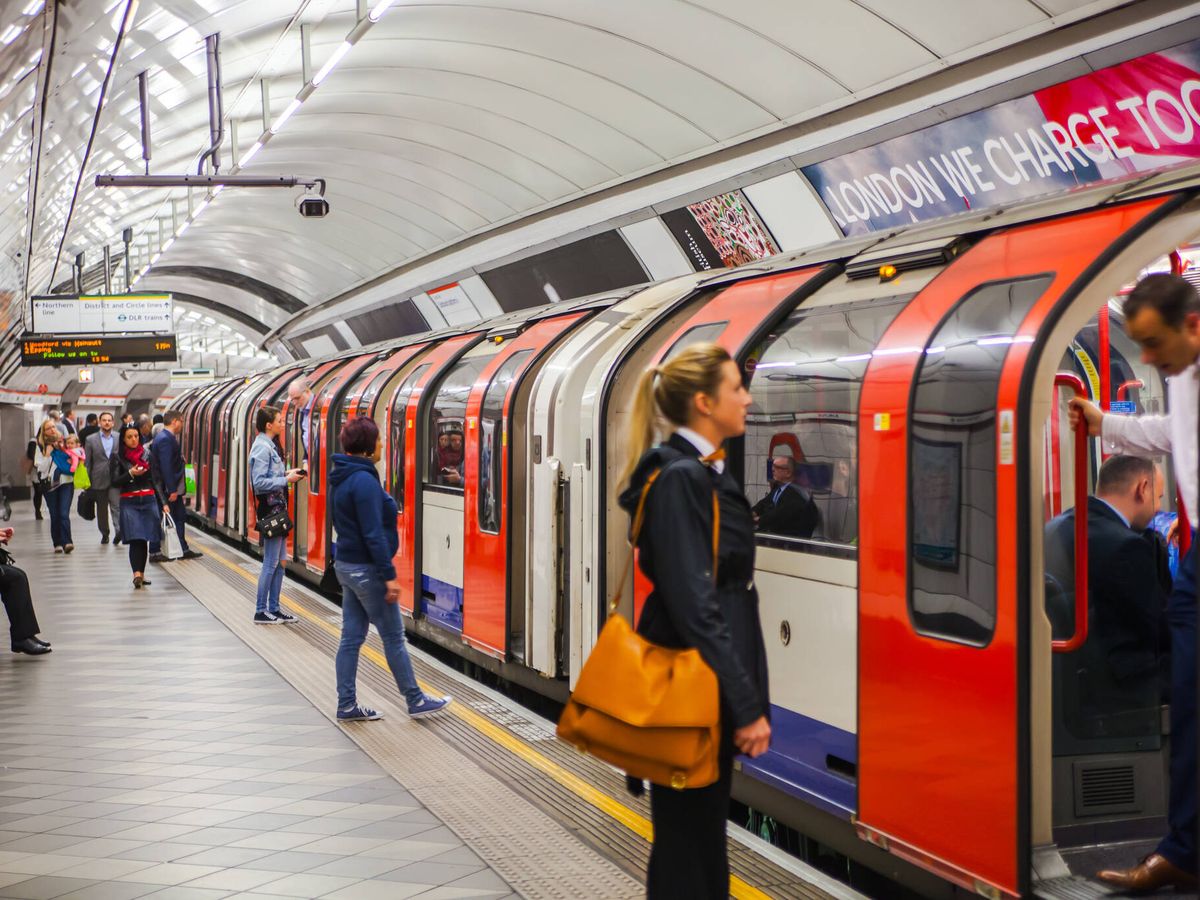 Foto: Una mujer acude a diario al metro londinense a escuchar la voz de su esposo fallecido (iStock)