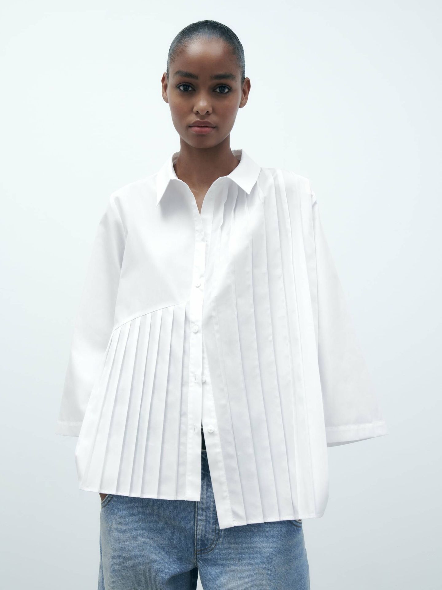 Camisa blanca de Zara, oversize y con detalles plisados. (Cortesía)